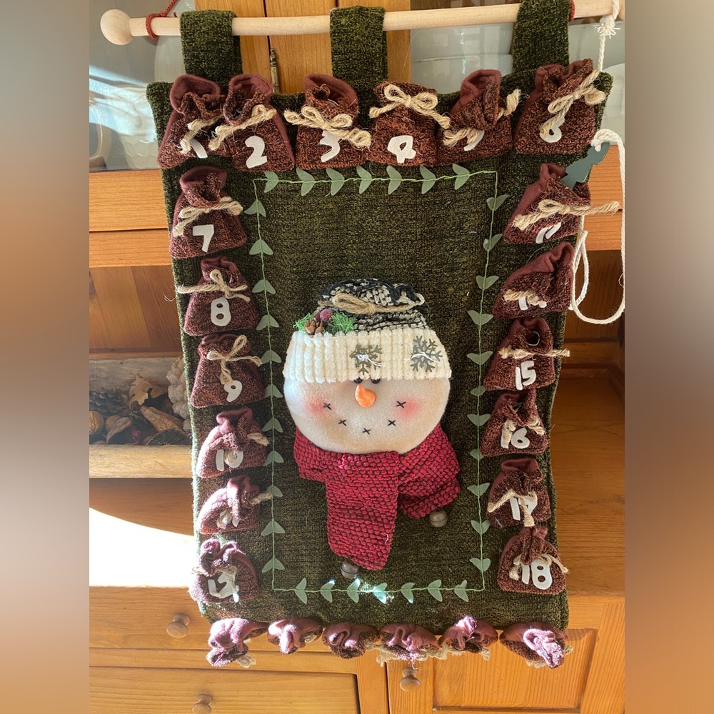 Adorable Advent Calendar. Little pockets for small treats.